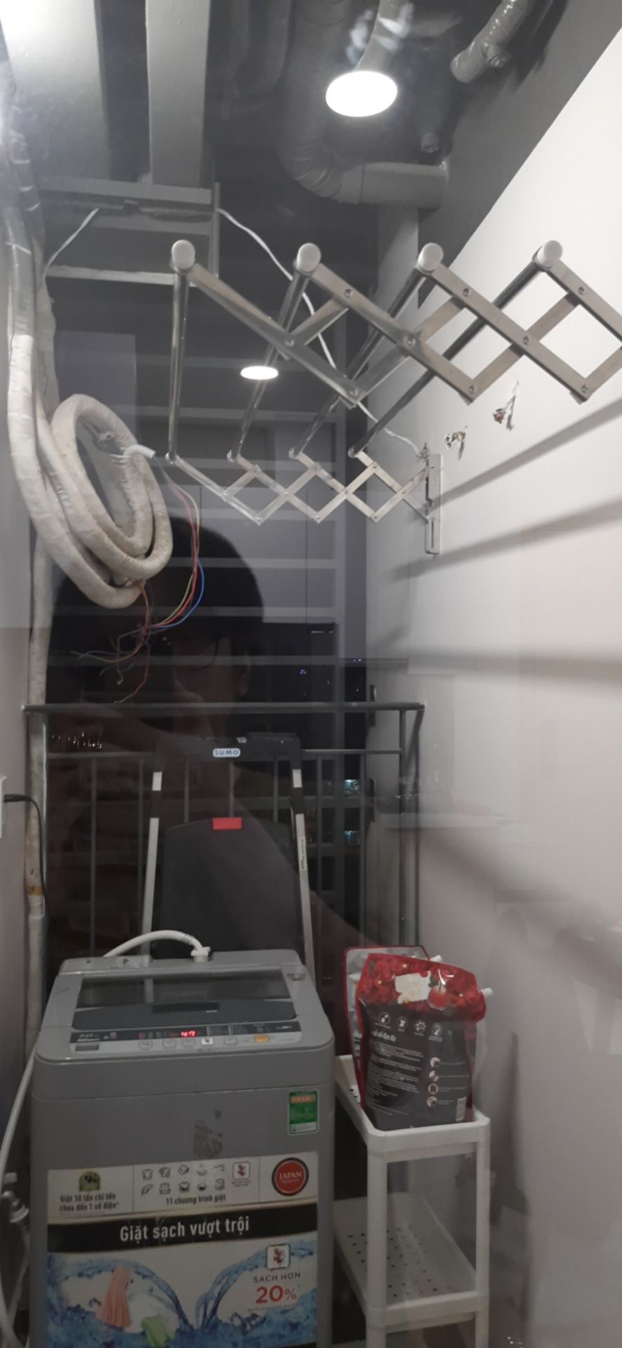 sản phẩm tốt, chắc chắn. tuy nhiên không có chốt giữ 2 đầu thanh nên khi lắp vào nếu khoảng cách hai giàn kéo ngắn thì thanh phơi dễ chạy qua lại.