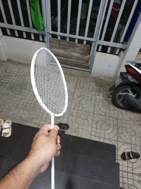Check vợt chính hãng, nhưng shop đan dây xấu quá, nhiều chỗ bị tưa dây, dây không thẳng