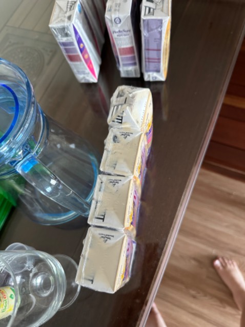 1 hộp sữa bị phồng và đổ chảy sang cả thùng. Cái này chắc là vấn đề về chất lượng