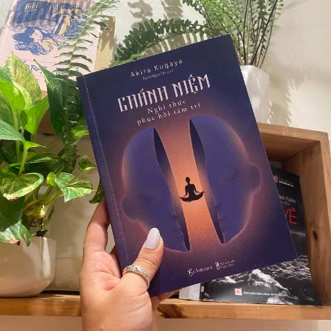 Thiền sư Thích Nhất Hạnh có viết: “Hãy trở lại với giây phút hiện tại, và cảm nhận cuộc sống thật sâu sắc. Đó là chánh niệm.”
Trong vòng quay hối hả của cuộc sống hiện đại, chúng ta thường xuyên bị bủa vây trong các luồng suy nghĩ, các ám ảnh về quá khứ, hay lo âu về tương lai. Đó là lý do mà trong lòng chúng ta lúc nào cũng rối ren cảm xúc: lo lắng, sợ hãi, quan ngại, muộn phiền,…
Thực hành chánh niệm giúp chúng ta tập trung “ở đây, bây giờ” với một tâm thái thư giãn, không phán xét.