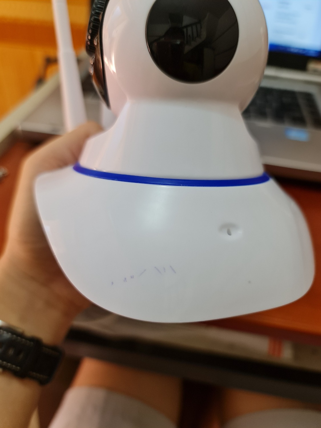 Hàng quá chán, đăng 1 kiểu giao hàng 1 kiểu , hàng ko có logo, còn có vết bút bi viết trên camera.  KHông kết nối với đt đc. Làm ăn chán