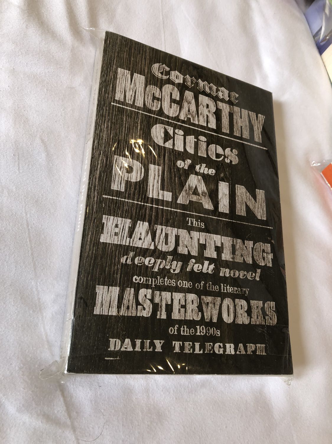 Sách tốt. Shop giao hàng đúng hẹn và gói hàng cần thận. Love McCarthy.