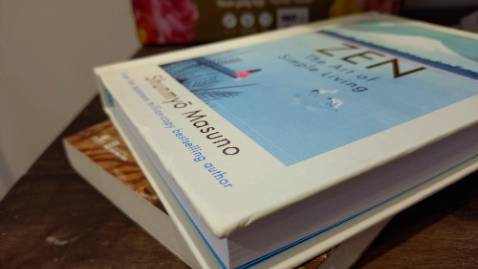 Một quyển sách hay nhưng đóng gói không cẩn thận và đơn vị vận chuyển ẩu nên gảy mất bìa.