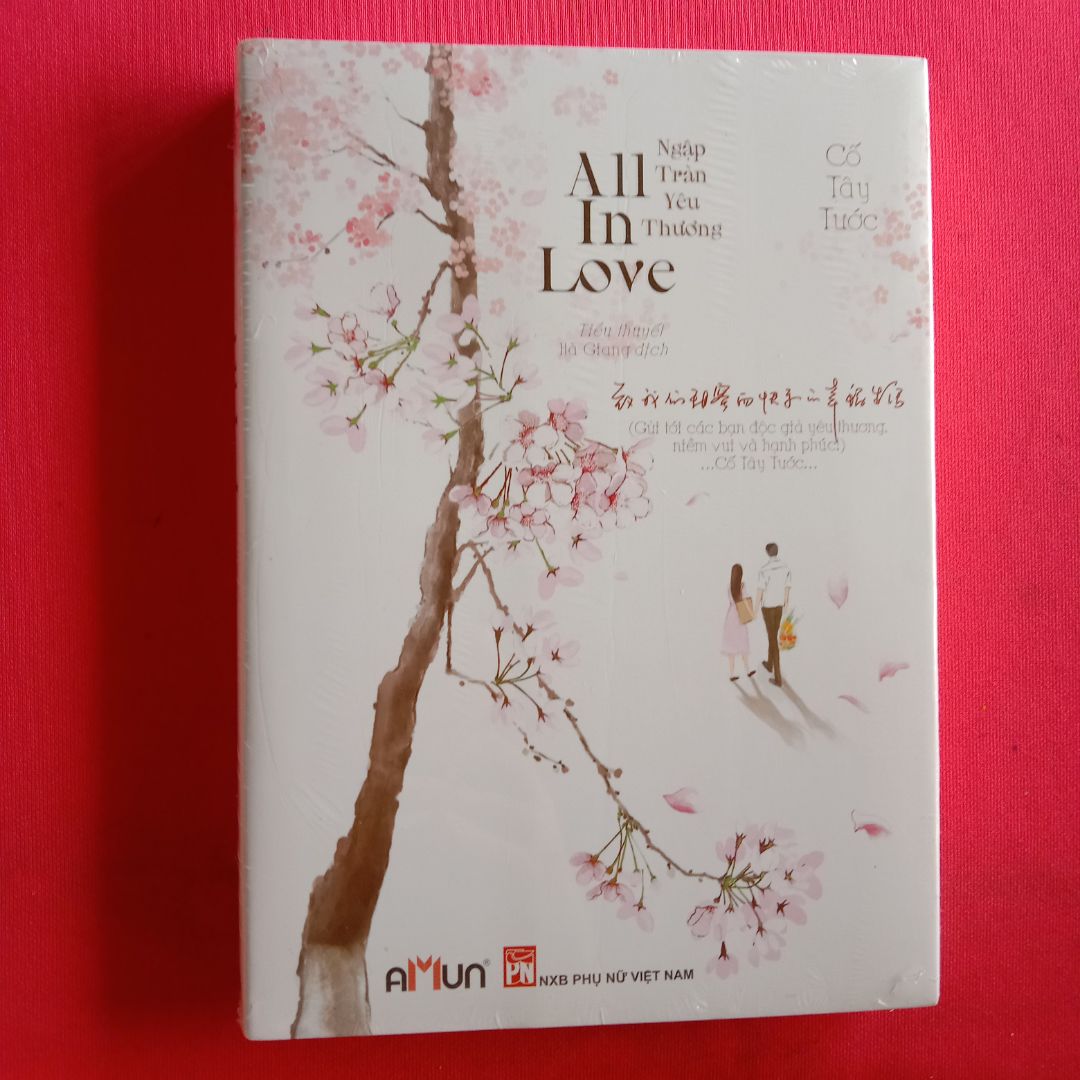 Mua dùm bạn nên chỉ nhận xét qua loa thôi. Được cái lần này ship cực nhanh, mà theo lời mẹ tôi (mẹ đi nhận hàng) thì anh shipper này cực kỳ dễ thương, lễ phép, thân thiện.
Mới đc nó cho mượn đọc xong nên ngựa đi review luôn. 
Ấn tượng đầu tiên đó là tưởng cuốn sách viết về câu chuyện cụ thể nhưng không ngờ giống kiểu tự truyện tản văn, nhưng không vì thế mà không mê, phải là quá mê luôn chứ. Thực sự rất thích cuốn này nhưng không biết diễn tả như nào. 9/10 vậy đi