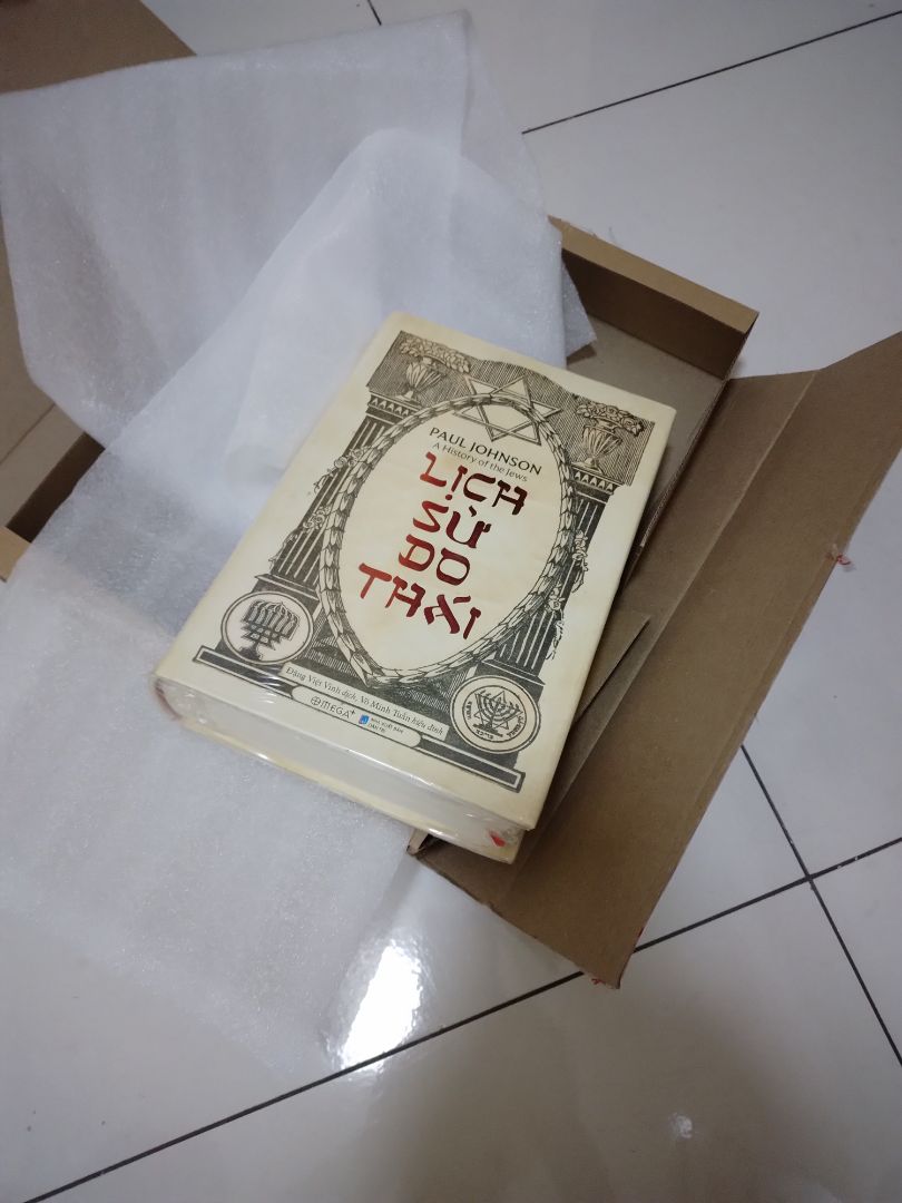 đóng gói cẩn thận, bền và an toàn nên không bị gãy mép. dạo gần đây mua hàng fahasa trên tiki giảm giá khá nhiều, cùng với mã giảm giá và chiết khấu của đơn vị bán, tiki xu và ASA làm cho giá chỉ còn 40-50% giá bìa.