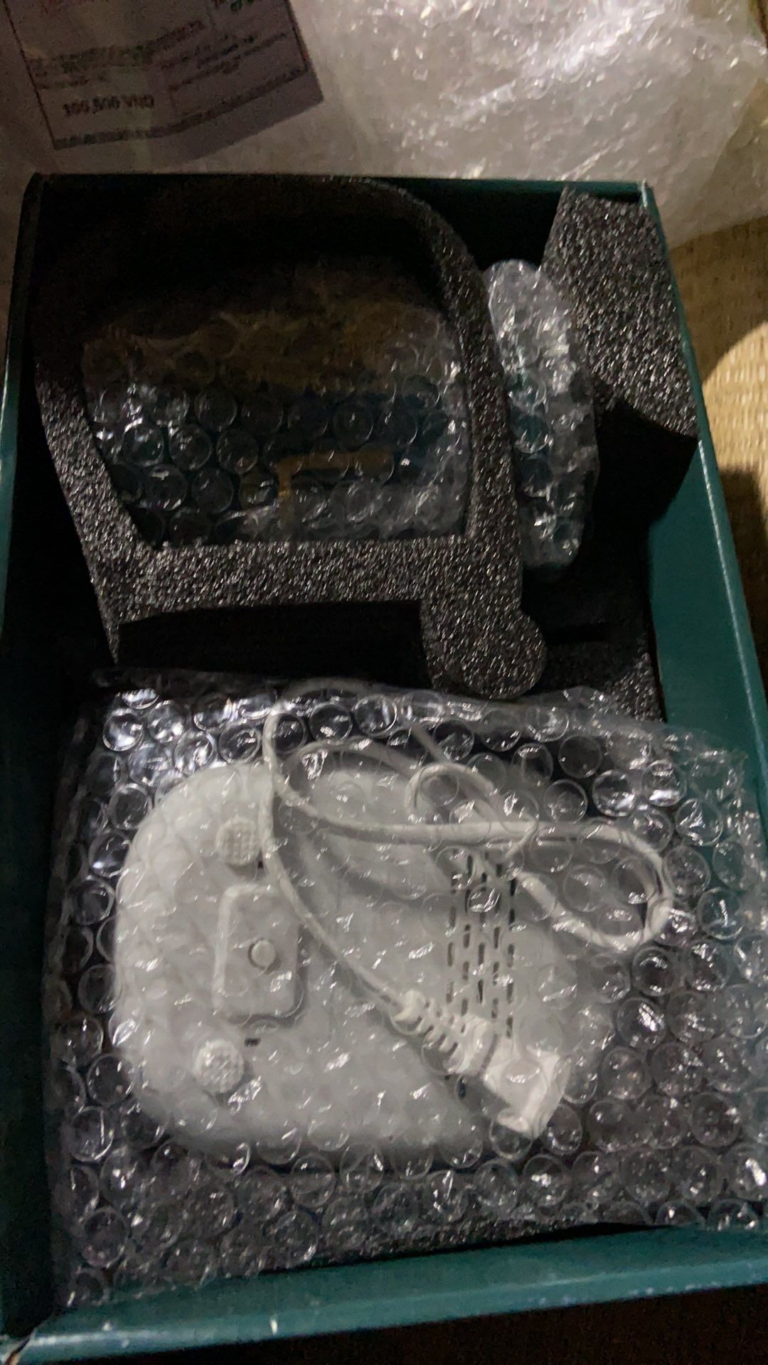 Shop đóng gói rất cẩn thận và giao hàng nhanh. cốc đẹp. tốc độ đun ấm cũng ok