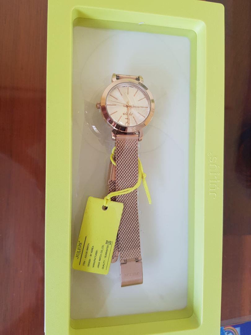 Với tầm giá này thì đồng hồ quá là đáng mua. Thiết kế siêu đẹp, nhỏ nhắn và sang trọng.