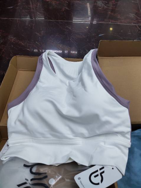 Chất vải đẹp. Kiểu dáng mặc ôm, phù hợp với người vai nhỏ, rất ưng ý.