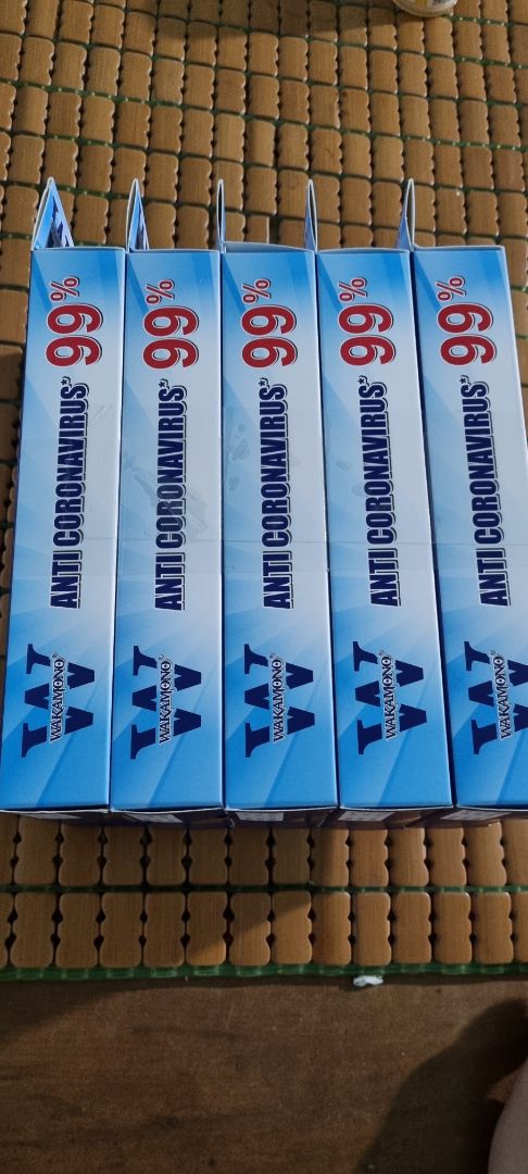 khẩu trang lần này khác với khẩu trang mấy lần trước. Khui ra thì khẩu trang mỏng hơn và màu sắc ngoài vỏ hộp cũng khác, đóng hàng không có keo chữ Tiki bên ngoài.