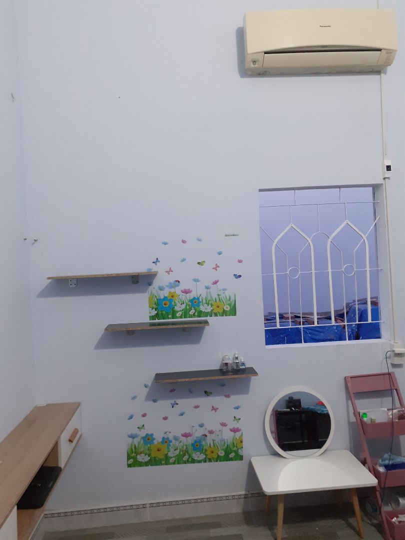 Bàn nhỏ xinh tuy mặt bàn bị xước 1 tí nhưng chấp nhận dc..nói chung thấy thích..cảm ơn shop và tiki nhé