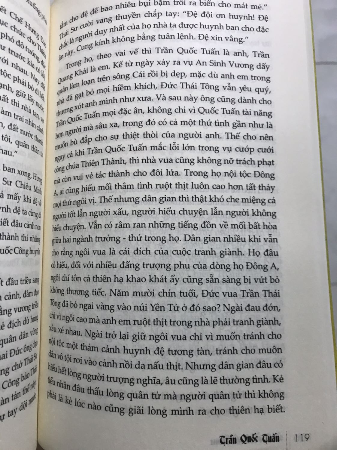 Sách hay. Chất lượng tốt. Đóng gáy chắc chắn, tem hàng chuẩn. Lâu không cầm sách khổ 15.5*24 nên thấy hơi to. Nhưng sẽ quen lại ngay thôi. :)