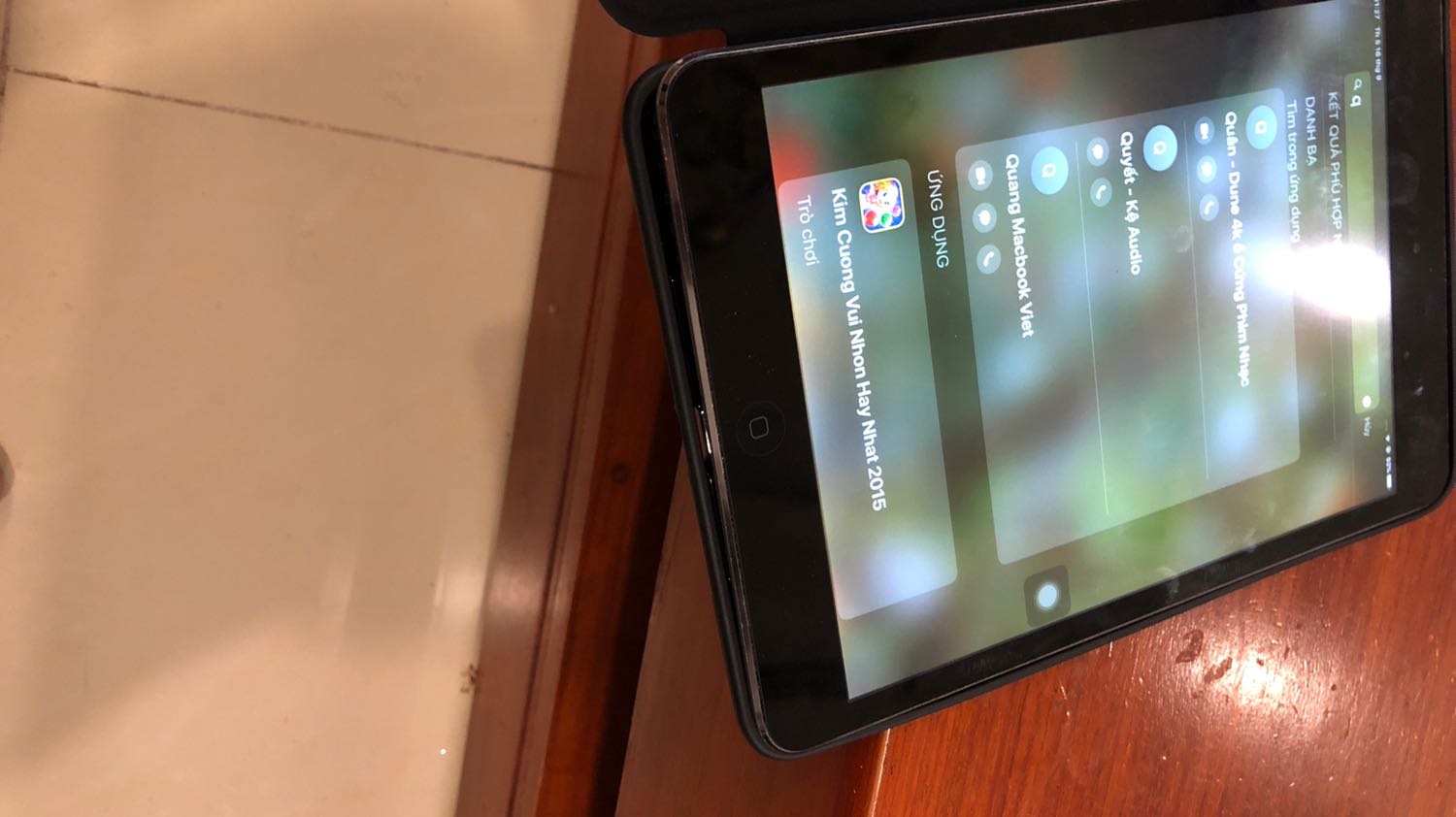 Ốp sau rất lỏng lẻo, dễ tuột khỏi máy, các lỗ khoét không khớp