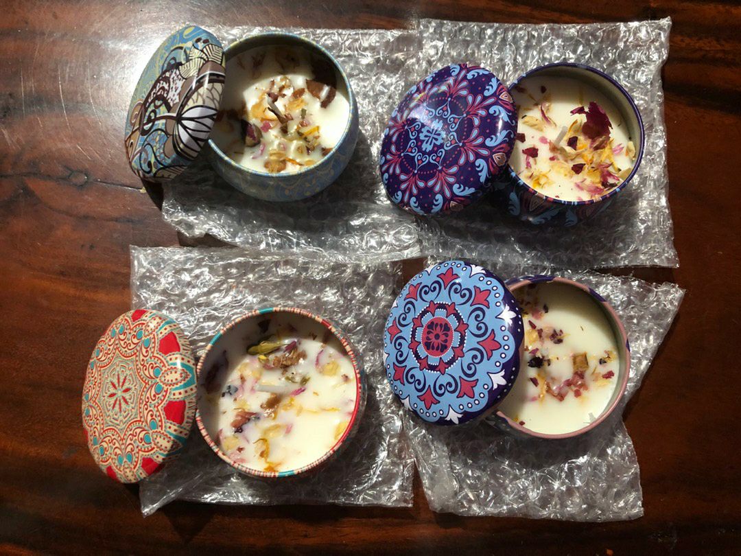 Hộp xinh. Thơm lắm luôn. Hàng không bị móp méo do shop gói cũng kĩ lắm á. Mình rất thích. Nhưng có thể nào shop ghi chú hộp nào là hương nào k chứ thật sự ngửi mùi mình k biết tên.