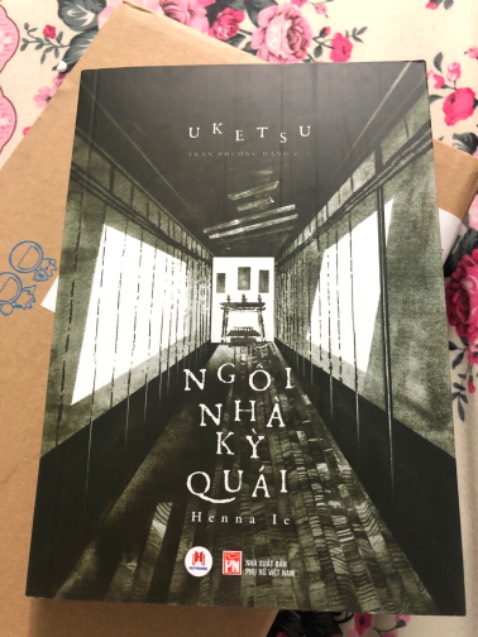 Giao hàng rất là nhanh luôn, chưa đến 12 tiếng đồng hồ hàng đã đến tận nhà rồi. Sách mình chưa đọc nên chưa thể nhận xét nội dung nhưng mình có linh cảm rằng sẽ rất hay. 

Một điều mình chưa hài lòng là sách không có bao bọc bên ngoài, dễ ảnh hưởng đến chất lượng của bìa sách.