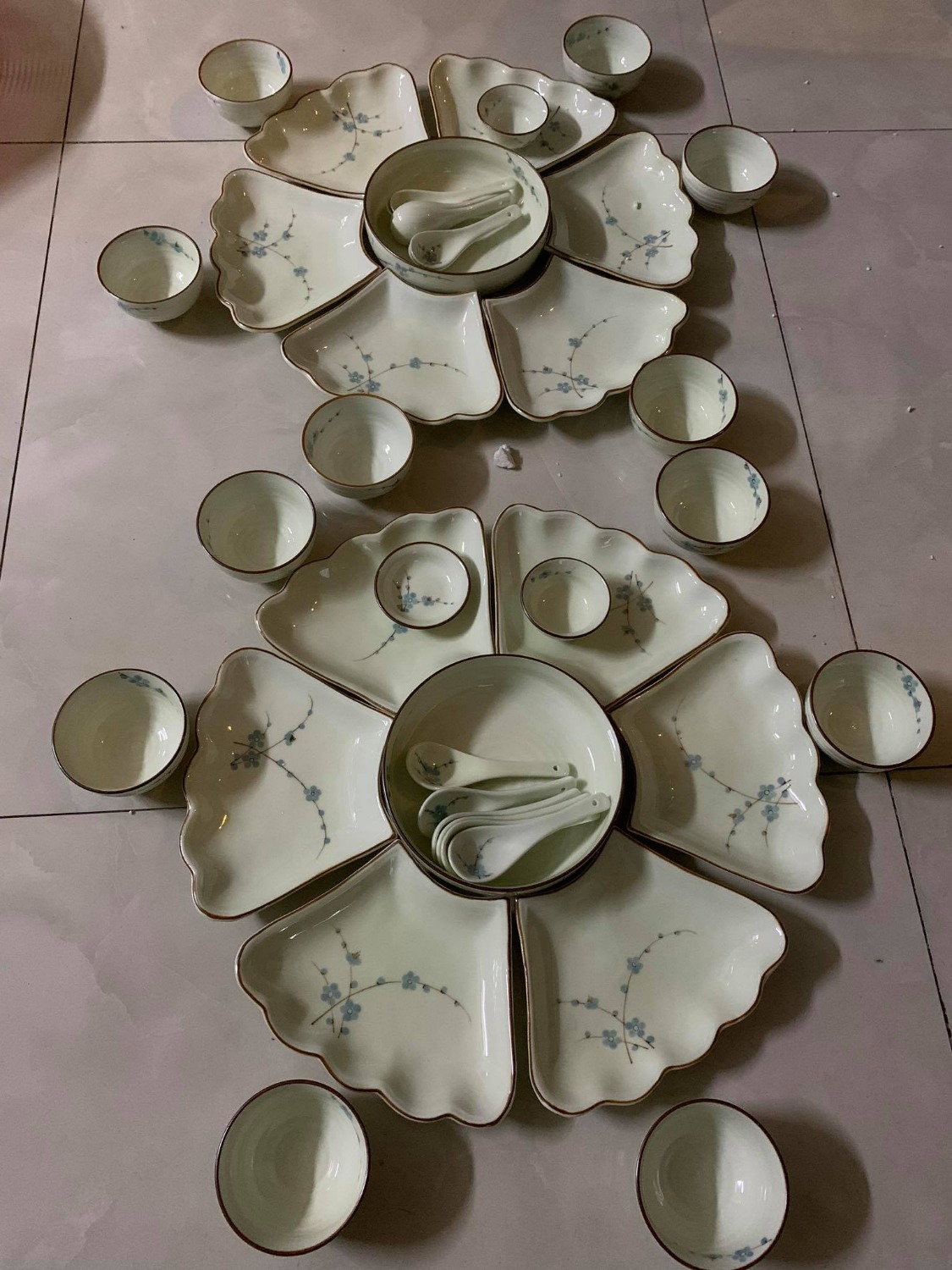 Hàng ok giống trong hình nhưng giao hàng bị thiếu 1 chén nhỏ đụng muối tiêu .
Mình mua 2 lần  2 bộ nhưng bộ này thiếu 01 cái chén nhỏ