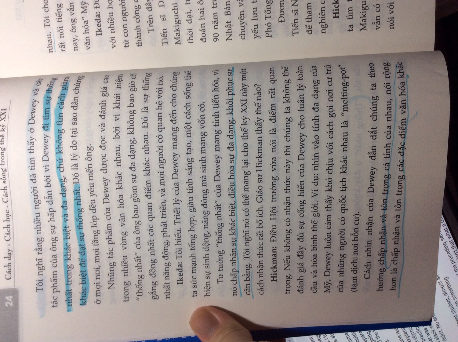 Đơn giản là một quyển sách về cuộc đối thoại giữa 3 con người uyên bác bàn về triết lý giáo dục giao thoa giữa 2 nhà hoạt động giáo dục nổi tiếng hơn chục năm về trước là John Dewey và Tsunesaburo Makiguchi. Họ sống trước chúng ta mấy chục năm nhưng tư tưởng của họ vẫn hiện đại, tiến bộ và cần thiết hơn bao giờ hết (hơi bị hay). (Nhân tiện 3 người họ khen nhau và cũng khách sáo rất nhiều :v đó là thứ để lại ấn tượng cho mình, dù sao thì 3 người họ đều làm trong ngành giáo dục). Cuốn sách này không đề quá nhiều về công nghệ và Internet (điều mà mình thấy rất cần được nói đến trong TK 21), chỉ được đề cập qua loa qua lời nói của 1 người nhưng cũng khá tiêu cực “không nên phí thời gian vào game” (dù sao bản gốc cũng ra đời vào 2010). Tiki giao nhanh, tình trạng sản phẩm tốt, thế thôi.
