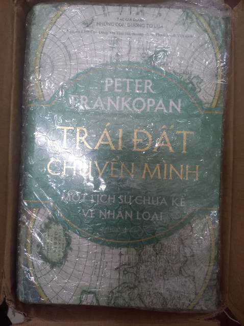 Dù mua quyển này hơi muộn, giảm phần trăm cũng tương đối ổn nên mình cũng nhanh chóng để tậu về vì sợ hết hàng bìa cứng sẽ rất tiếc. Sách chưa lật ra nội dung trang bên trong nhưng đọc review về cuốn này khiến mình rất yên tâm vì cuốn này rất xứng đáng có mặt trong tủ sách của gia đình mình. 
Cảm ơn vì giao hàng đúng tiến độ. Gói sách rất chắc chắn nên cuốn sách bên trong nguyên vẹn, không bị hư hỏng, không bóp méo!