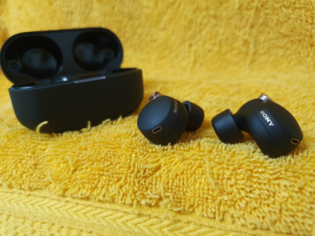 TWS đã đạt tới cái tầm gần như không còn độ trễ. Chiến thử Apex Legends phải nói là hơi bị bất ngờ. Chất lượng âm thanh thì khỏi bàn. Âm cân, không quá thiên về dải nào. Nghe nhạc rất tốt. Chơi game thì chất lượng âm thanh tự động hạ xuống một chút để không bị trễ. Chống ồn chủ và âm thanh xung quanh tuyệt vời.