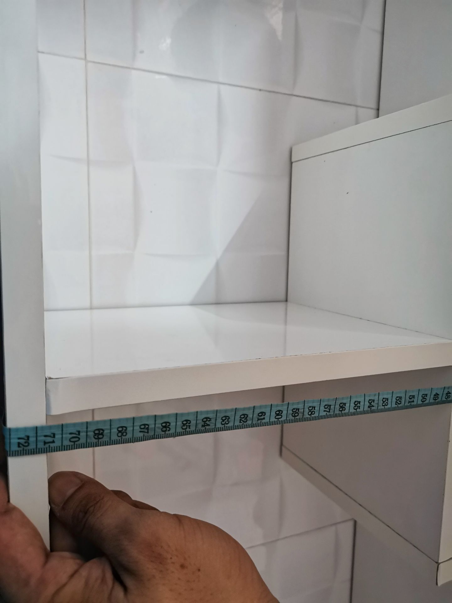 Tôi đã đặt và nhận được hàng sau 2 ngày tại Bến Tre. Đánh giá:
- Ưu điểm:
+ Tiki giao hàng nhanh, đúng màu yêu cầu, đóng gói cẩn thận nhiều lớp nên sản phẩm ít bị ảnh hưởng khi vận chuyển. Nhân viên giao hàng nhiệt tình. 
+ Nhà sản xuất cung cấp đủ các mảnh ghép và linh kiện, có đánh số, bảng hướng dẫn với hình ảnh minh họa nên rất dễ lắp ghép trong 60p.
+ Tủ rất chắc chắn khi lắp ráp xong. Kích thước có thay đổi nhưng rất ít (xem hình ảnh có chỉ số đo). 
- Hạn chế:
+ Sản phẩm có bị trầy ở 1 vài tấm ghép; tróc nhẹ ở góc. Nhà sản xuất và tiki nên cẩn thận hơn trước và trong khi đóng gói sản phẩm. 
+ Nhà sản xuất lưu ý độ chính xác của các bộ phận lắp ghép. Cụ thể: vị trí khoan không chính xác ở cạnh tủ tấm 2 và 4 không thể khoan lổ như nhau được vì tủ thiết kế so le điều đó dẫn đến chỉ 1 bên chính xác, bên còn lại phải khoan lỗ mới hoặc cố gắng dùng ốc vặn xuyên qua. 
Nhìn chung, tôi chấp nhận về chất lượng. Sai sót không đáng kể nhưng nên khắc phục để sản phẩm hoàn thiện hơn khi đến tay người sử dụng. Với giá tiền 520k sản phẩm gỗ ép chắc chắn, đẹp về thiết kế tôi đánh giá 5 sao.