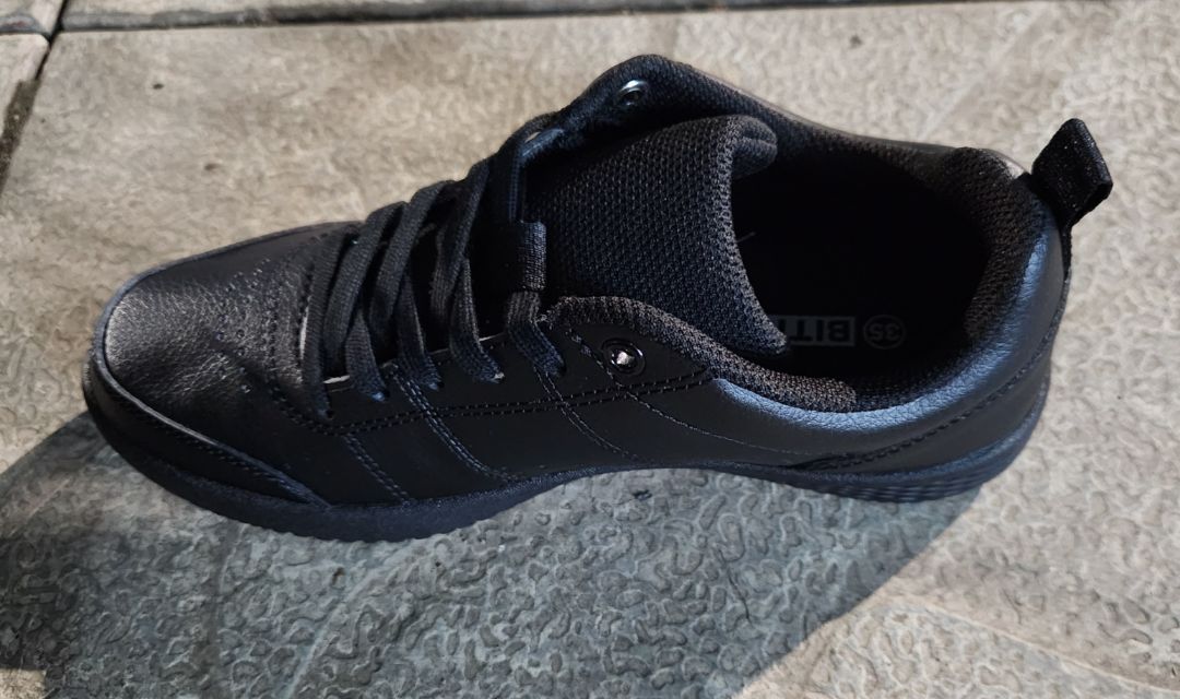 Giày nhẹ, êm, đẹp..rất ưng ý. Bitis chắc là bền 😁