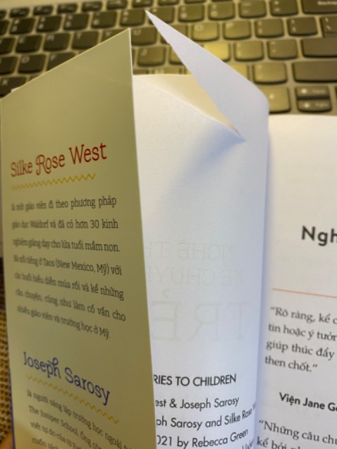 Chưa đọc nội dung nhưng mới mở hộp sách ra thì thấy bị rách như này.