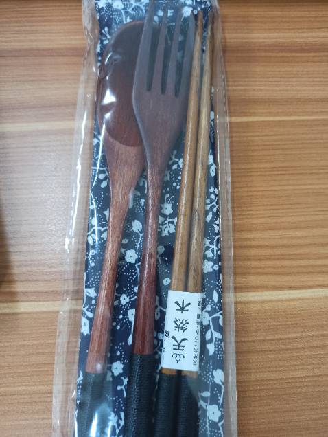 Giao hàng nhanh, muỗng và nĩa chất lượng tốt, màu đẹp. Đũa bị lệch màu, phần đầu đũa đánh bóng chưa kỹ còn vết trầy xước nhiều