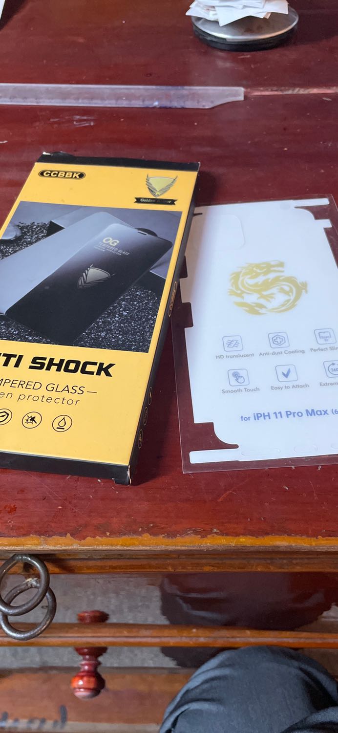 Mình đặt ốp dẻo iphone SE shop giao cái gì vậy ? Dán lưng iphone pro max để làm chi ? Không có hàng thì báo chứ đóng gói z thì đừng bán nữa . Thế này có khác gì *** đảo ko ?