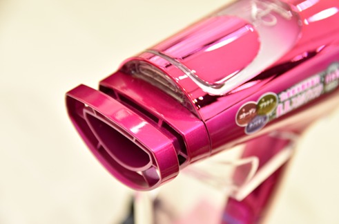 Mình nhận hàng nguyên bộ máy sấy rất hoành tráng luôn.
Máy sấy êm ru, đầu sấy thổi mượt mà rất ưng ý. 
Máy thích hợp dùng trong gia đình, có 3 đầu sấy tiện cho việc thay đổi theo mục địch sử dụng. 
Nguyên hộp máy nên việc bảo quản cũng dễ, không sử dụng có thể cất nguyên vẹn vào hộp để bảo quản cho dễ. 
Phần dây điện khá dài, dùng rất tiện lợi.
Dịch vụ giao hàng 2 h của Tiki rất hài lòng, nhanh chóng và thân thiện.