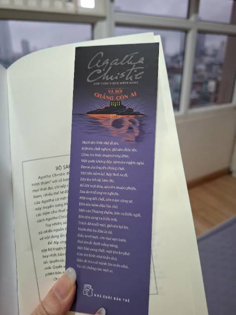 Mình đọc cuốn này và xem phim đã lâu. Nay mới mua sách. Một cuốn sách quá tuyệt vời, đại diện tiên biểu của thể loại vòng tròn nghi phạm khép kín.