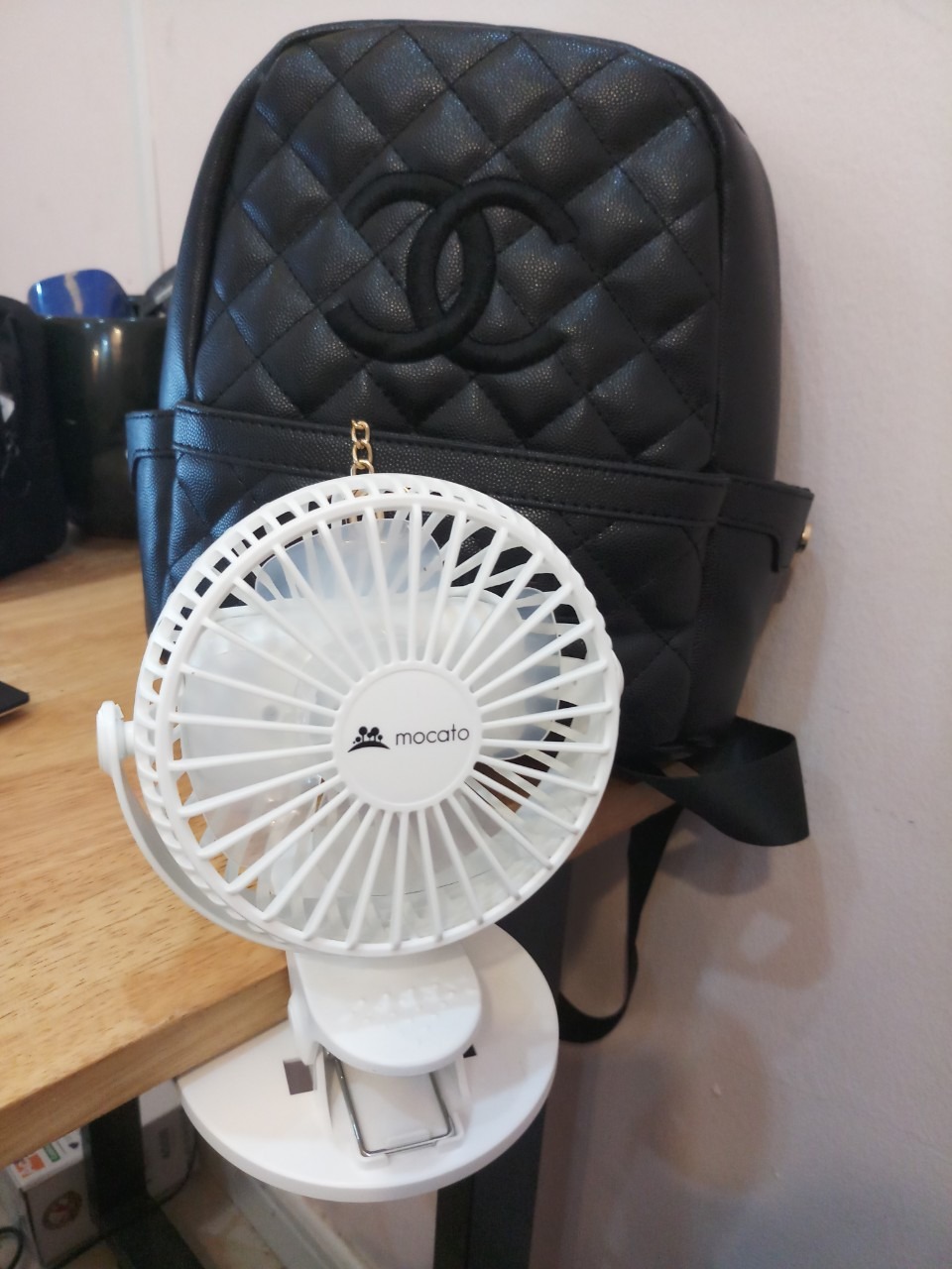 Quạt chạy rất mát, êm ru, được cái tiện kẹp đâu cũng được, từ khi có quạt ngồi ô tô ghế sau cũng mát rượi, thoải mái đi đường dài.