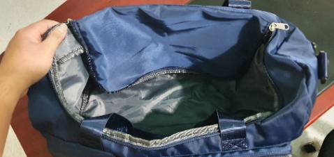 Sản phẩm trong mức độ chấm nhận được. Mua trên tiki xong thì có mấy chị người quen chuyên bán đồ online bán chính xác loại này có 180k, thấy bị hớ quá.
Tui mỏng, không được cứng - để nhiều đồ kiểu bị biến dạng túi, được cái cũng tiện, dễ xách.