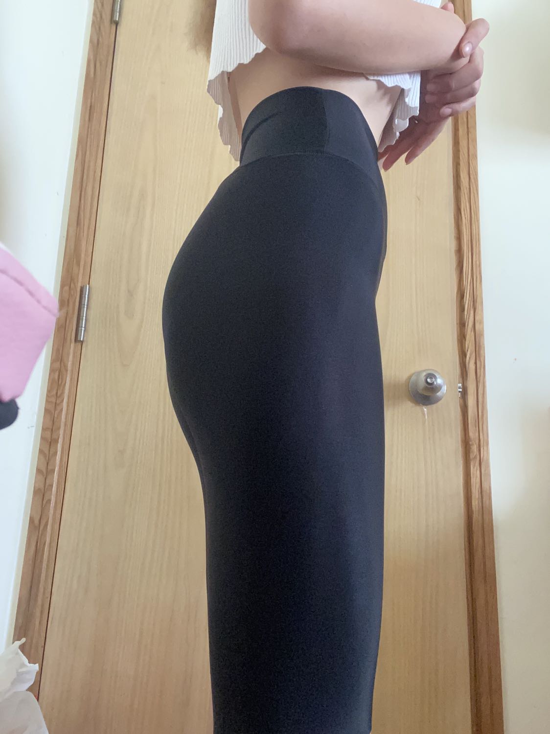 Đóng gói gia trong ngày, mở ra nhìn nhăn nhưng mặc lên from chất quần dẹp kinh khủng, mát mịn, mỏng
cạp cao lắm nên mua