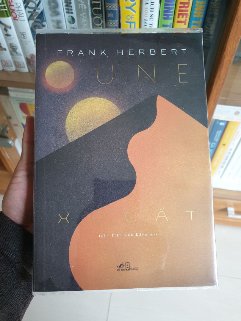 Sách in tốt. Bìa đẹp. Tuy là bìa mềm mà khổ sách khá to, cao tương đương mấy cuốn bìa cứng của Đông A (26cm), khi xếp vào kệ cùng các cuốn khác của Nhã Nam hơi xộc xệch.
Vẫn đang đọc dở dang nhưng thấy tác giả xây dựng một thế giới rất hấp dẫn, sống động. Nội dung và tình tiết cũng ổn.