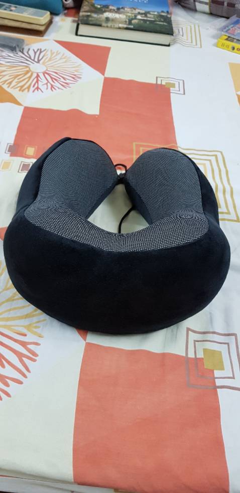 Gối màu đen, êm, đàn hồi, đeo dễ chịu.Có kính vải che mắt và bộ 2 nút tai. Có bao đựng gối.Nhà bán giao hàng sớm 1 ngày.