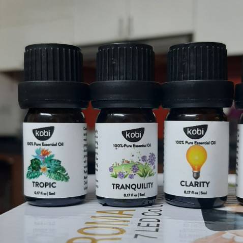 Đã mua của Kobi nhiều lần rồi nhưng đây là lần đầu tiên mình mua tinh dầu blend. Mình thử luôn 7 mùi hiện đang bán nói chung cảm giác sau khi dùng với máy xông rất tuyệt vời. Hơi khó mô tả nhưng khác với tinh dầu 1 mùi hương, tinh dầu dạng mix này mùi hương rất lạ. Trước mình cũng đã thử mix vài loại nhưng không được thành công lắm. Thôi dù sao cũng đáng đồng tiền bỏ ra. Nên mua thử nha mn. Bao bì của Kobi thì không có gì phải bàn, khen hết lời luôn: đơn giản nhưng tinh tế lắm. Tiki giao hàng siêu tốc, shipper thân thiện. 10đ cho chất lượng. Cám ơn Kobi nhiều, sẽ tiếp tục ủng hộ ạ.