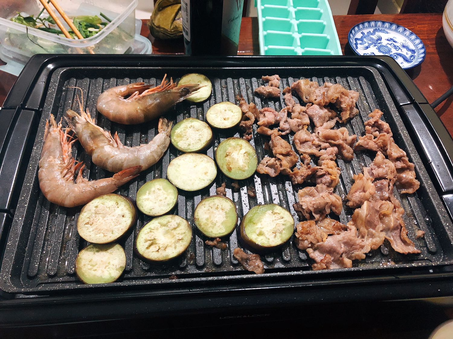 Không có gì ngoài 2 chữ Tuyệt vời á các bạn!!! 
Gọn nhẹ và dễ dùng. Thịt nướng ra cũng mềm, ngon, vẫn giữ đc độ ẩm chứ không bị khô á. Nói chung là nhờ cái vỉ nướng này nên tình yêu đối với thịt của mình nay có thể được đáp ứng tại nhà với chi phí rẻ hơn rất nhiều. 
Thời gian tới chắc phải say goodbye với Gogi ròi ?