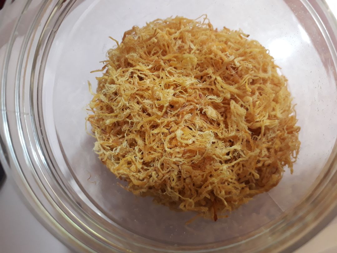 Định lượng thật có 80g thôi. Tính ra  400k/kg. Hộp và túi chống ẩm là 70g gần bằng định lượng chà bông. Với giao mình hộp thiếc như vầy ko có nắp, khui ra là phải ăn hết luôn 1 lần hay sao trời?