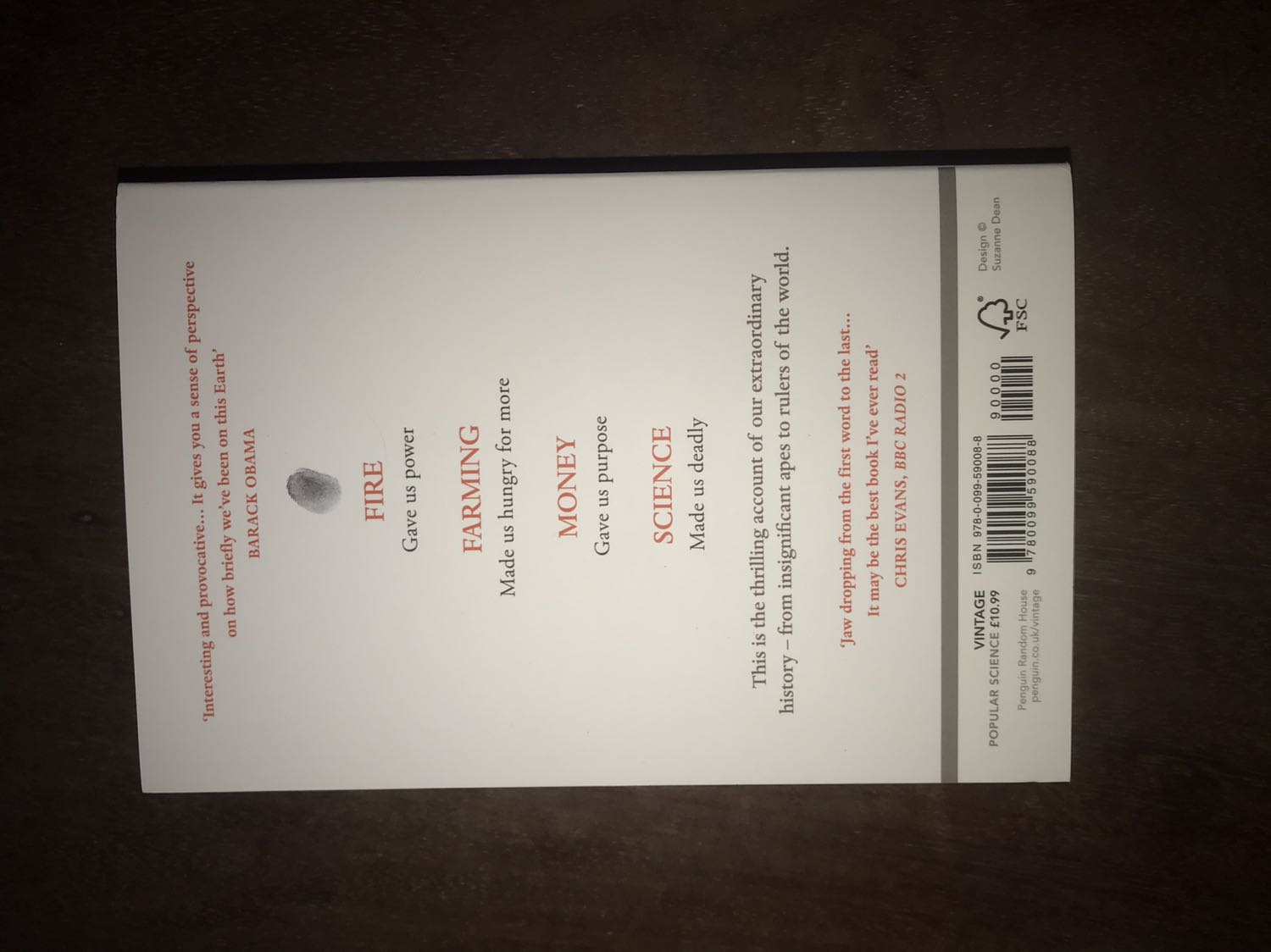 Fahasa đóng hàng rất cẩn thận. Sách bìa mềm, giấy hơi ngả vàng, chất giấy dày dặn rất chất lượng. Sách khổ nhỏ và cầm nhẹ tay. Tuy nhiên thì bìa sách dễ bám bẩn nên khi đọc cần cẩn thận. Sách chất lượng so với mức giá. Nhận xét này không bao gồm nội dung của sách.