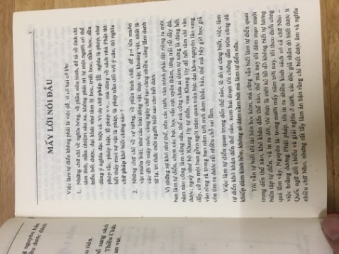 Chất lượng in rất kém, nhất là mấy trang đầu, như thể là sách những năm 90