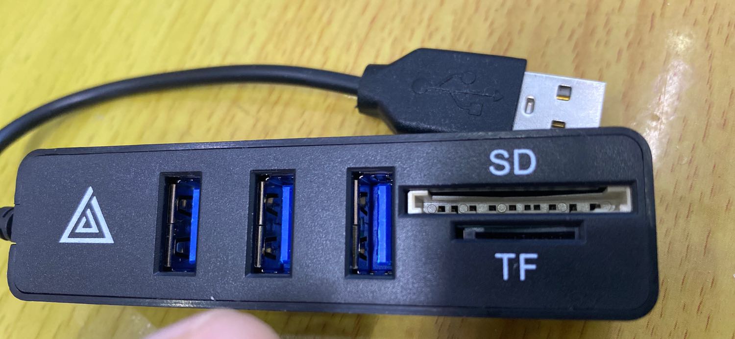 Về hoạt động của thiết bị: hub chia 3 cổng USB và đọc thẻ TF (microSD) thì OK, nhưng cổng đọc thẻ SD thì không dùng được (các chân lệch không khớp thẻ).