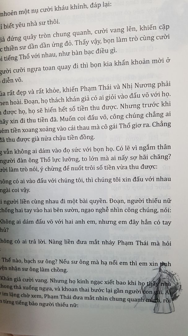 văn phong của tác giả Khải Hưng mượt mà, phân tích tâm lý Nhân vật tốt, bám vào lịch sử nhưng không quá khô khan. Nhân viên giao hàng thân thiện.