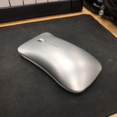 Chuột rất đẹp nha, bấm êm, cầm thích tay ❤️❤️ mình mua để cùng màu với macbook của mình, quá là hợp luôn. Lúc đầu mình mua hàng bị lỗi không ấn được, nhưng bên shop cực kỳ nhiệt tình đổi ngay cho mình con chuột mới. Rất ưng 😁