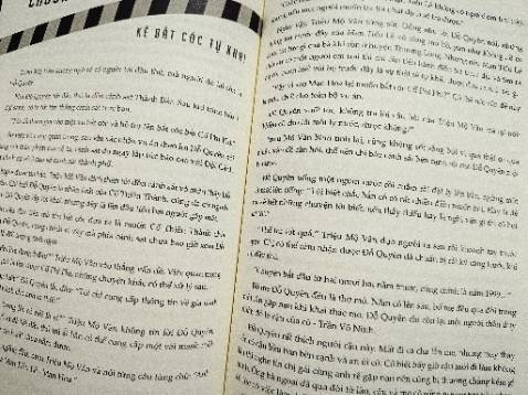 Bìa đẹp, tiêu đề in nổi, có mấy tấm card đẹp lắm. Lúc mở mình thấy chỉ có 1 cái túi chống xóc bên ngoài cũng sợ móp nhưng mà lúc mở ra thì không có vấn đề gì cả, chắc do chọn giao hàng 2h nên bọc vậy là ổn. Nội dung thì mình chưa đọc chưa đánh giá được. Chất lượng in cũng tốt, khổ giấy lớn. Nói chung là oke.