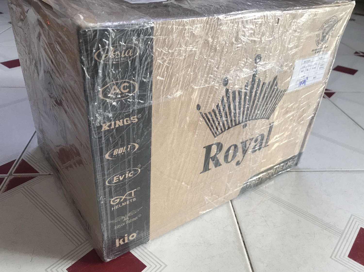 Giao hàng đúng tiến độ, shop có đóng gói chống nước cẩn thận. 
Chi tiết dập/in sắc nét, màu nón như hình, ra nắng ánh màu đẹp. 
[Cập nhật sau 4 tháng sử dụng] khối lượng nón ổn, đi lâu không bị nặng đầu. Chi tiết in dập trong nón vẫn còn sắc nét. Đệm nón lúc mới mua về: êm dày; nhưng tới thời điểm hiện tại nó bị xẹp. Rất không hài lòng. Bạn mình mua nón 3/4 bên chỗ khác, trước cả mình, nhưng nón vẫn giữ phong độ. Bển còn có chế độ vệ sinh nón miễn phí. Chung là sài ổn nhưng tiếc vì không tham khảo thêm vài chỗ.