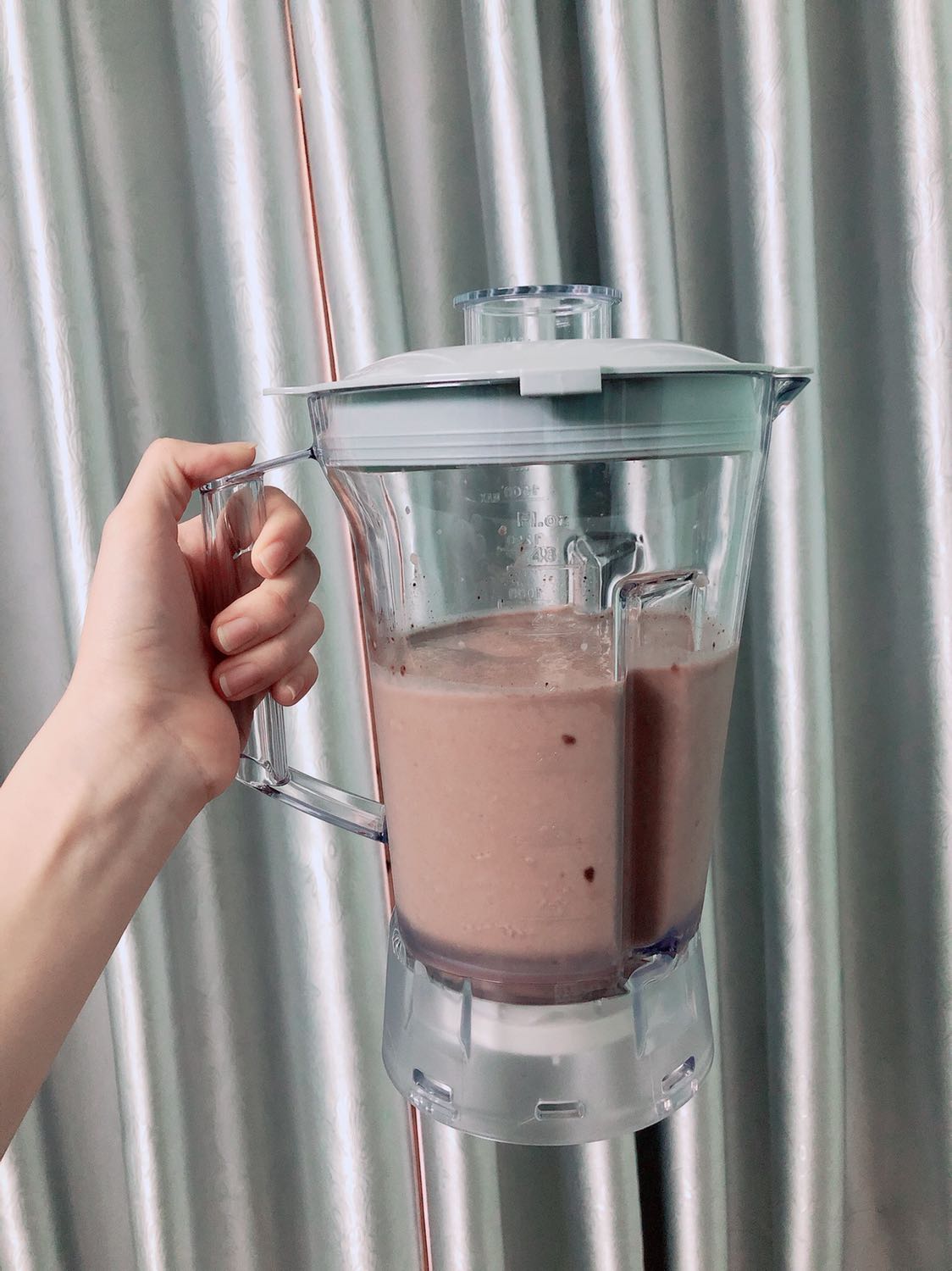 Mua máy của tiki trading là luôn hài lòng rằng tiki giao hàng nhanh+ đóng gói rất cẩn thận. 
Sau 7 ngày đầu sử dụng thì cảm nhận máy xay tốt, nhựa đẹp. Tuy nhiên còn hơi ồn và rung nhiều.
Một điểm khác là máy chỉ xay mịn được đá nhỏ, đá lớn thì k xay được hoàn toàn. Có gợi ý cho các bạn mua sau là nên đt đến tổng đài Toshiba trong vòng 14 ngày kể từ khi mua để đăng ký bảo hành theo như tờ HDSD đính kèm cho đảm bảo nhé. Dù không có nhiều chức năng nhưng mình khá hài lòng về máy và cũng an tâm nhiều khi dùng các dòng sản phẩm của Nhật như thế này.