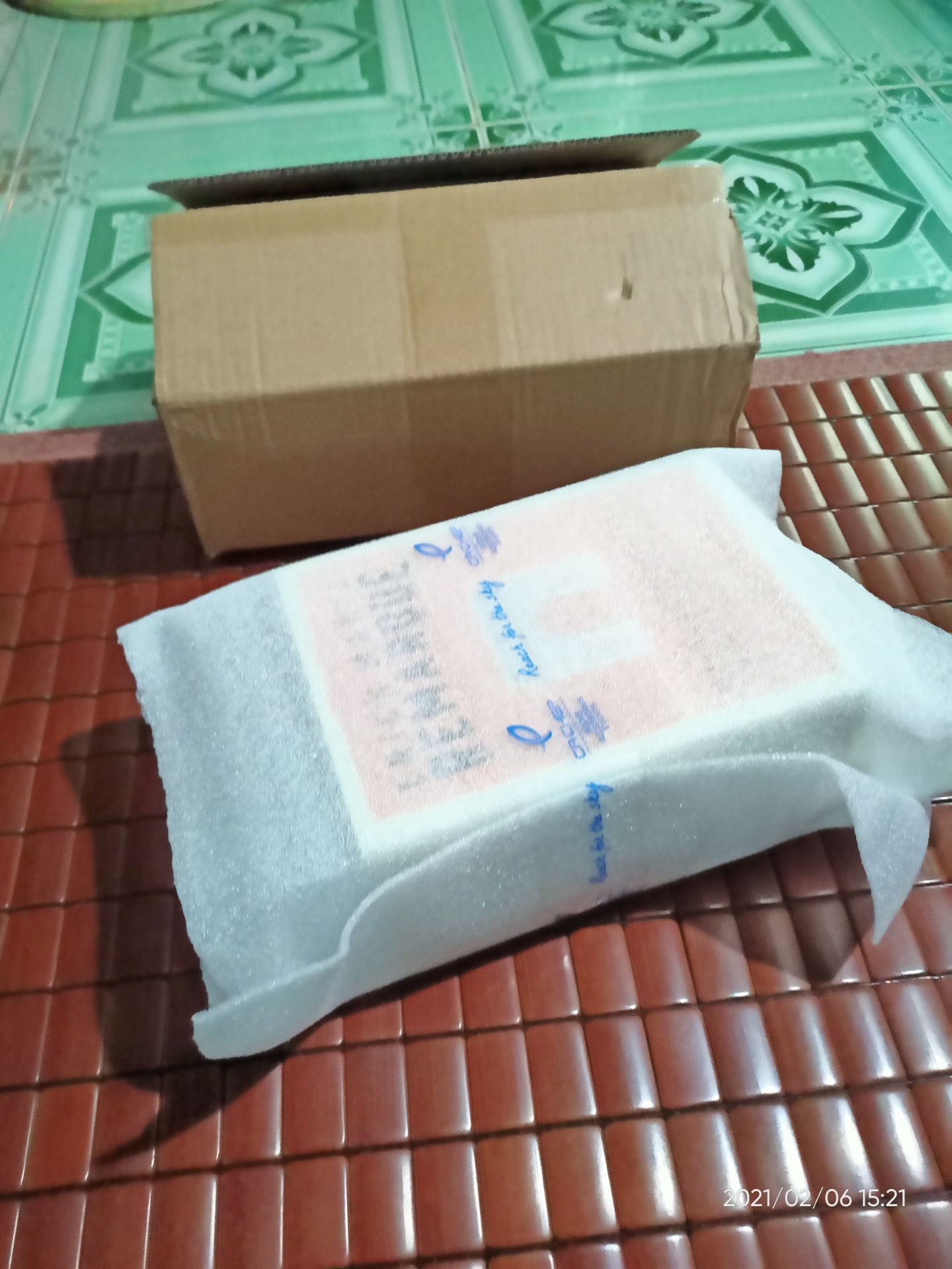 đầu tiên nhìn ở khâu đóng gói & vận chuyển thì không thể chê vào đâu được bọc sách bằng miếng xốp chống va đập nên sách còn nguyên vẹn ko bị móp méo gì hết.
 khi khui ra mới thấy Cuốn Bóng Tối Thiên Đường bị rách ở phần áo bìa ngoài... nhưng không ảnh hưởng đến phần bìa trong nên không sao có thể cho qua. với lại mua sách giảm 50% nên cũng không có gì bàn cãi...