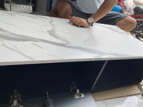 Bàn chắc chắn, màu đẹp, kiểu in hình