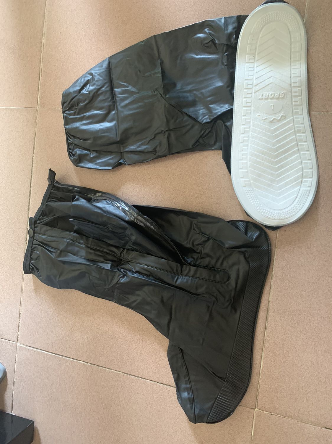 Hàng mỏng, không có quai ngang mu bàn chân như hình, cực kì không hài lòng