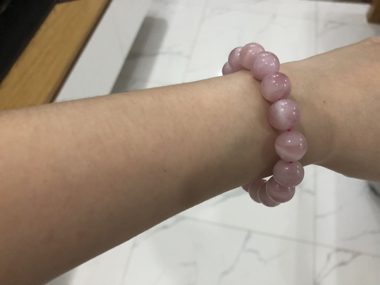 Sản phẩm rất đẹp, màu đẹp, được mài nhẵn bóng, rất chăm chút, sản phẩm tốt hoen mặt bằng thị trường (đa số các shop khác toàn bán đá có màu hồng lợt lợt, không được đậm và đẹp như của shop này)