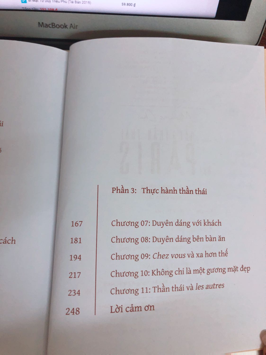 Nội dung sách nói về phong cách từ ăn mặc bên ngoài cho đến bên trong tâm hồn của người phụ nữ Paris thông qua madam Chic. Những nguyên tắc phối đồ và những đồ dùng cần thiết cho phụ nữ mà vẫn tiết kiệm. Bên cạnh đó những suy nghĩ, hành động trong các hoàn cảnh cũng thể hiện thần thái trong con người.